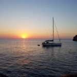 puesta de sol de velero en menorca