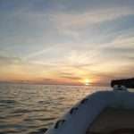 Puesta de sol en Menorca con el barco de Twins Boats