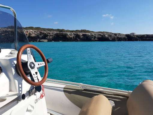 Sur de Menorca con barco de alquiler de Twins Boats. Agua de color turquesa de la playa de Talis