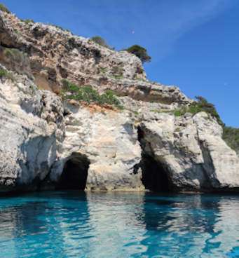 entrada de 2 cuevas del sur de Menorca entre macarella y turqueta