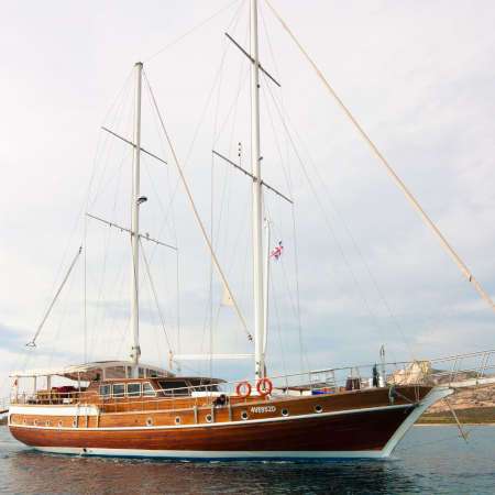 La Goleta Victoria navegando por el mediterraneo se alquila desde Cerdeña