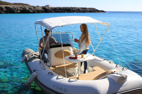 Barco de alquiler con licencia en ciutadella de menorca, neumatica de la marca zodiac Medline 550 neo