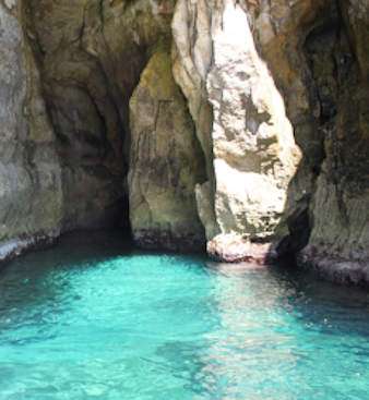 Cueva de la costa del sur de Menorca entre cala Mitjana y Trabaluger