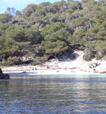 La playa de Macarelleta es una playa pequeña de arena blanca donde se prectica nudismo, es famosa por su color turquesa del agua cristalina