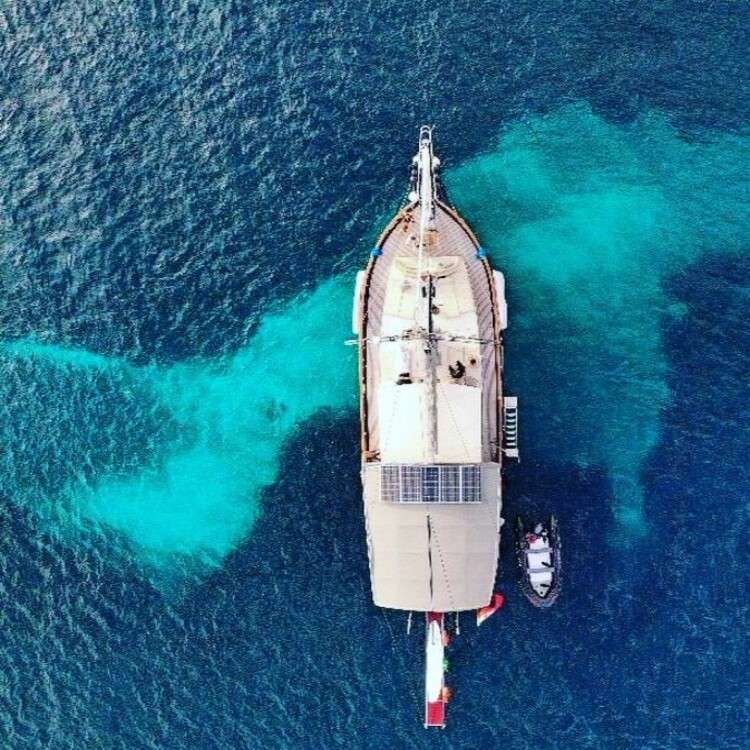 Vista aerea de barco velero en Menorca