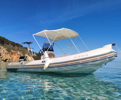 Alquilar barco semirrigido de la marca zodiac en Ciutadella de Menorca