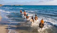 grupo de excursion montando a caballo en Menorca