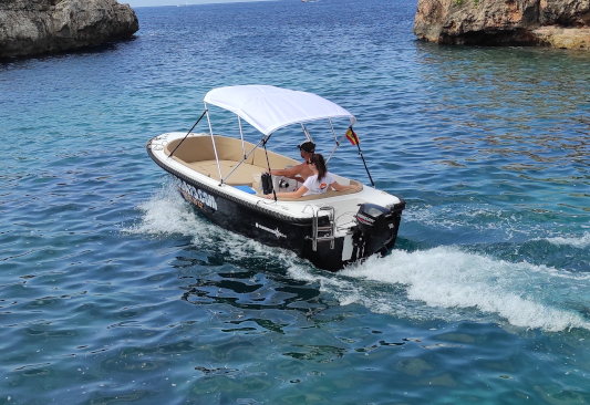 Embarcación sin licencia, nueva para alquiler en Ciutadella de Menorca (barco igual que Coral Boat)