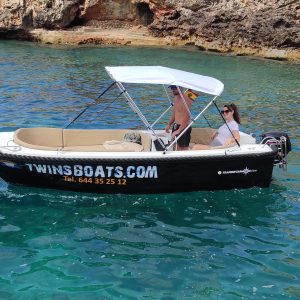 Barco de color negro para el alquiler en Ciutadella de Menorca, es el mismo modelo de embarcación que iguana boats