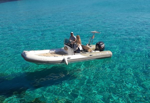 barca de alquiler con licencia de navegación en ciudadela de Menorca