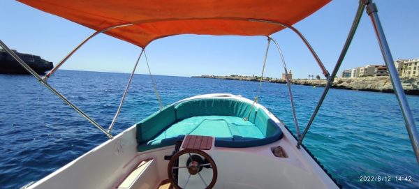 barco sin licencia de alquiler en ciutadella de menorca