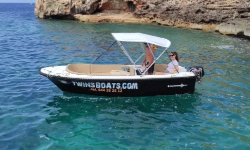 Barco de color negro para el alquiler en Ciutadella de Menorca, es el mismo modelo de embarcación que iguana boats