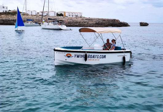 barco de alquiler sin licencia en Menorca