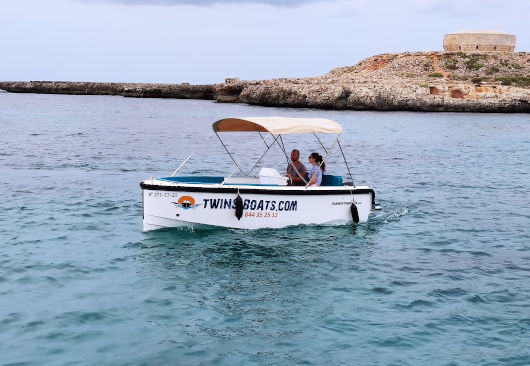 barco nueva sin licencia de alquiler en Cala Galdana de Menorca