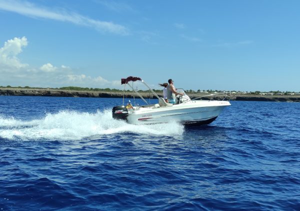 Lancha de alquiler con licencia en Ciutadella de Menorca. Navegando muy rápida por la costa sur de Menorca