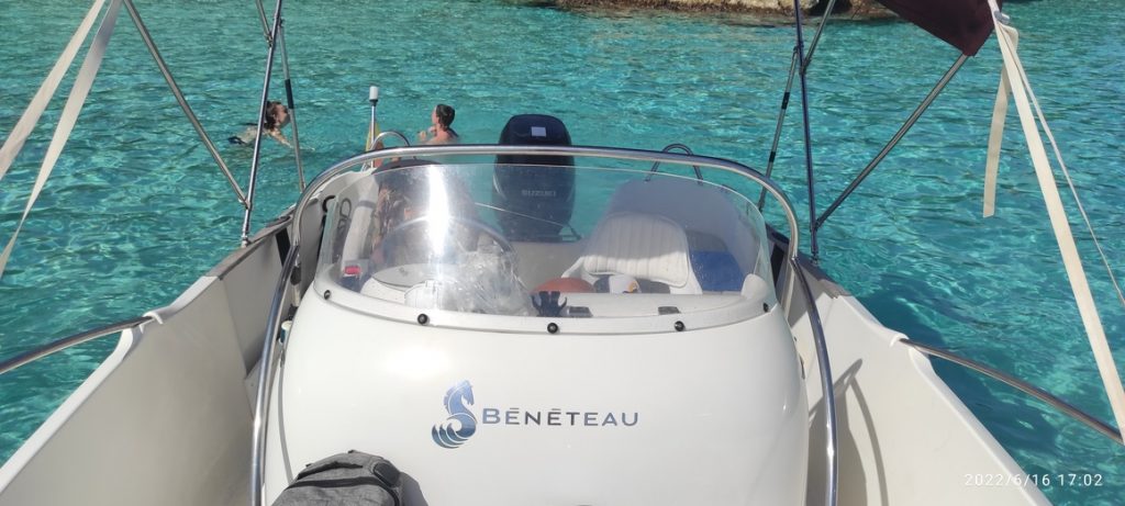 barco de alquiler con licencia de la marca Beneteau con motor de 115 caballos. Se alquila en el puerto de Ciutadella