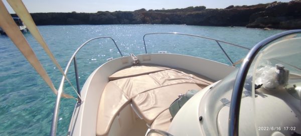 Lancha de alquiler con licencia en Ciutadella de Menorca. Navegando muy rápida por la costa sur de Menorca