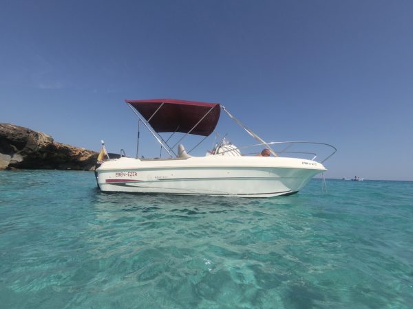 Lancha benetea open 550 de alquiler con licencia en Ciutadella de Menorca. Navegando muy rápida por la costa sur de Menorca