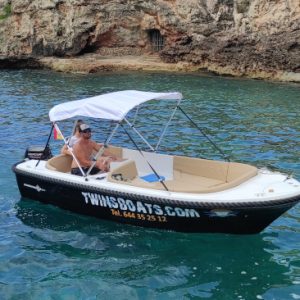Nuevo barco sin licencia de alquiler en Ciutadella de Menorca. El nuevo modelo con el casco negro Marion 500 classic es el mismo que usa iguana boats en Cala Galdana