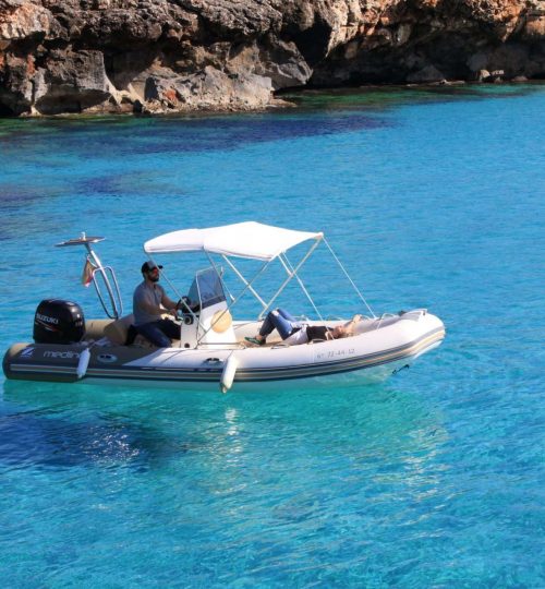 alquilar barco con patrón en Menorca, visita las mejores playas del sur